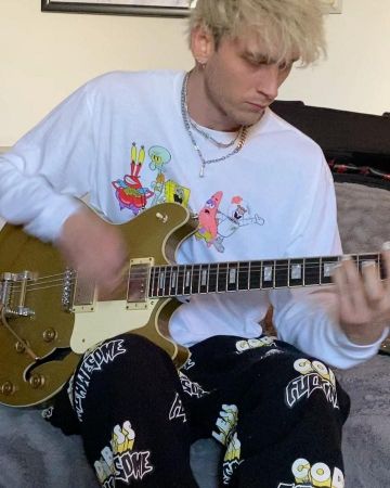 Le t-shirt à manches longues de Bob l'éponge porté par Machine Gun Kelly sur son compte Instagram @machinegunkelly