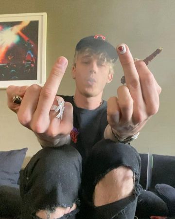 Le t-shirt Hotel Diablo Luxury Escorts porté par Machine Gun Kelly sur son compte Instagram @machinegunkelly