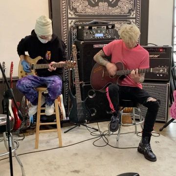 Le t-shirt rose porté par Machine Gun Kelly sur son compte Instagram @machinegunkelly