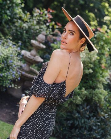 Jonathan simkhai Ruffle Vestido de Louise Roe en la cuenta de Instagram @louiseroe