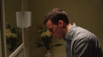 Camisa gris de manga larga usada por Jack (Sam Claflin) como se ve en Love Wedding Repeat