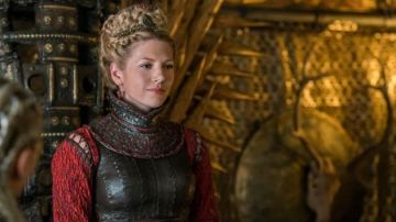 Les boucles d'oreilles de Lagertha (Katheryn Winnick) dans Vikings (Saison 4 Episode 17)