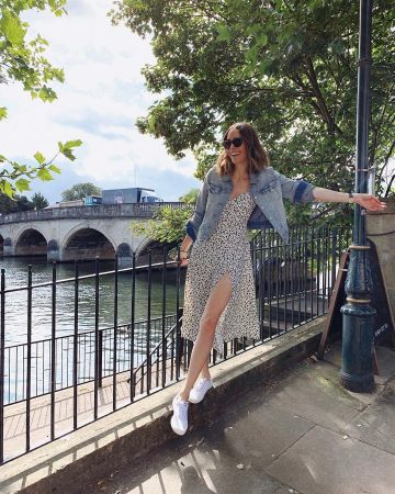 Sneak­ers White of Louise Roe on the Instagram account @louiseroe