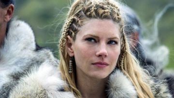 Les boucles d'oreilles de Lagertha (Katheryn Winnick) dans Vikings (Saison 4 Episode 1)