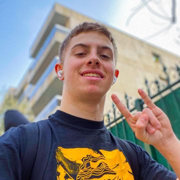 The headphones Apple AirPods Pro Michou on his account Instagram @michou_yt