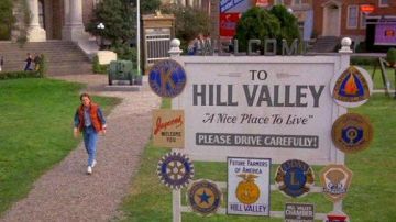 La réplique en métal du panneau Welcome to Hill Valley dans Retour vers le futur