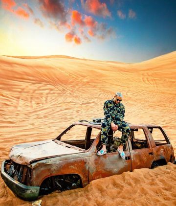 The jacket camouflage green and orange DJ Snake on his account Instagram @djsnake