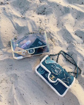 El bolso Chanel Denim Shearling Hieroglyph Flap Blue Clair de Léna Situations en su cuenta de Instagram @lenamahfouf