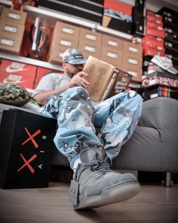 Sneakers Nike Jordan 4 Retro Kaws brought by Tonton Gibs on his account Instagram @tonton_gibs