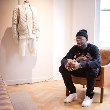 La sudadera del escudo de armas de Tommy Hilfiger usada por Dadju en su cuenta de Instagram @dadju 