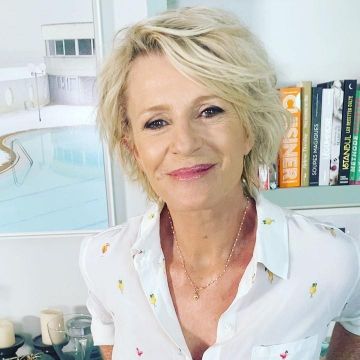 The silk shirt white printed cocktail of Sophie Davant on his account Instagram @sophie_davant