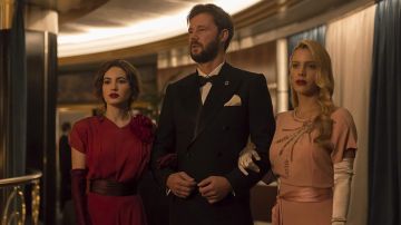 The pair of earrings worn by Carolina Villanueva (Ivana baquero explained) in the series Alta Mar Season 1