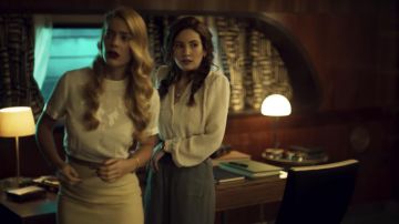 La camiseta blanca con estampado que lució Carolina Villanueva (Alejandra Onieva) en la serie Alta mar (S01E05)