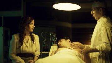 The shirt cream worn by Eva Villanueva (Ivana baquero explained) in the series Alta mar (S01E05)