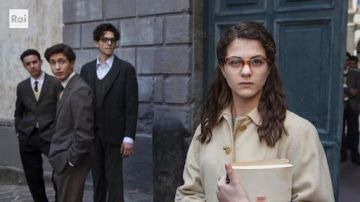 The glasses seen worn by Elena Greco (Margherita Mazzucco) in The Girlfriend prodigious (Season 1)