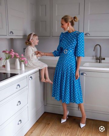 Alessandra rich maillot à Pois en Soie Midi Robe de Hannah Strafford-Taylor sur l'Instagram account @hannahstraffordtaylor