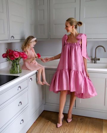 Bombas de ante rosa de Hannah Strafford-Taylor en la cuenta de Instagram @hannahstraffordtaylor