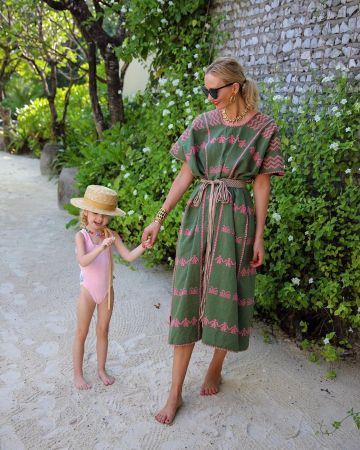 Em­broi­dered Kaf­tan of Hannah Strafford-Taylor on the Instagram account @hannahstraffordtaylor
