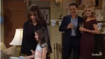 Alfani Noir col v bell haut à manches porté par Esther Valentine (Kate Linder) comme on le voit sur les Jeunes et Les Agités 21 avril 2020