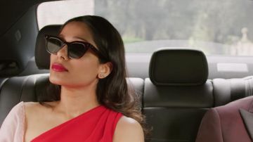 Gafas de sol negras usadas por Amanda (Freida Pinto) como se ve en Love Wedding Repeat