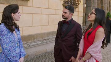 Pulsera de oro usada por Amanda (Freida Pinto) en Love Wedding Repeat