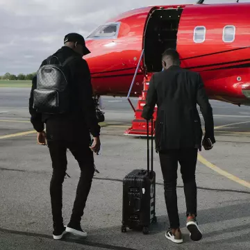 The suitcase Supreme x Rimowa Topas Multiwheel 45L Black used by Ousmane Dembélé on his account Instagram @o. dembele7