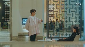 Cárdigan abotonado de gran tamaño usado por Lee Gon (Lee Min-ho) en The King: Eternal Monarch Episodio 2