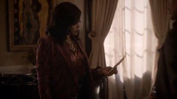 Rouge & Noir imprimé Serpent Blazer porté par les témoins Lyon (Taraji P. Henson) dans l'Empire Saison 6 Épisode 18
