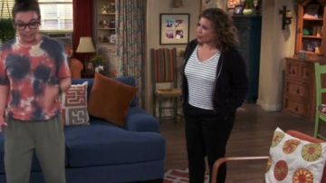 V-Neck T-Shirt worn by Penelope Alvarez (Justina Machado) in One Day at a Time Season 4 Episode 5