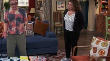 Chaussures Vans Gris porté par Penelope Alvarez (Justina Machado) en Une Journée, à un Moment de la Saison 4 Épisode 5