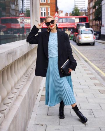 Blazer azul marino de Hannah Strafford-Taylor en la cuenta de Instagram @hannahstraffordtaylor