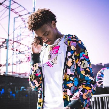 The zipped jacket Bape scope by Bronny James on his account Instagram @bronny 