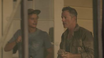 Chaqueta Carhartt usada por Luke (Gary Weeks) como se ve en Outer Banks (S01E07)