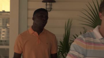 Polo naranja Tommy Hilfiger usado por Kelce (Deion Smith) como se ve en Outer Banks (S01E07)
