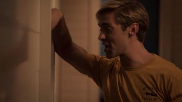 La Jetée De Marine Supply Co. t-shirt en jaune porté par Topper (Austin North) dans les Outer Banks (S01E09)