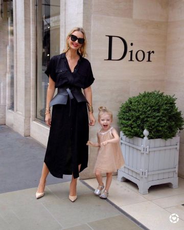 Mi­di Shirt Dress of Hannah Strafford-Taylor on the Instagram account @hannahstraffordtaylor