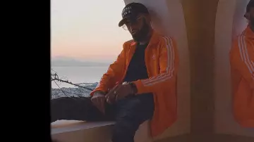 Track jacket Adidas Originals, worn by Deniro in his movie clip No pain No gain feat. Nino B