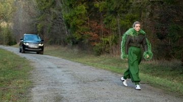 Pantalones de jersey verde Gucci usados por Villanelle (Jodie Comer) en Killing Eve (S03E07)
