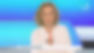 La chemise imprimée avec design sans col de Caroline Roux dans C dans l'air le 23.04.2020