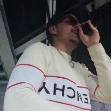 Le pull en coton Givenchy porté par PLK sur le compte Instagram de @plk_pb 