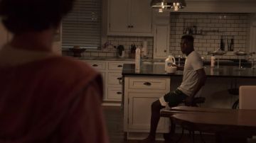 Pantalones cortos Nike usados por Kelce (Deion Smith) como se ve en Outer Banks (S01E09)