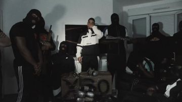 Chaqueta de chándal Nike Air de Maes en su video musical de Dragovic 