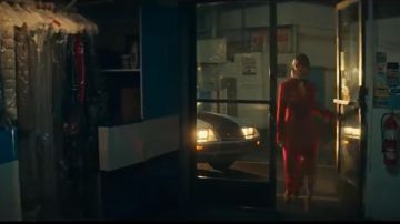 Stine Goya trench porté par Selena Gomez dans son petit Copain (official Music Video)