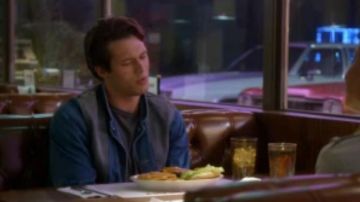 Le bleu et le gris veste en jean porté par Tommy Harte (Leo Howard) dans lesquelles les Femmes Tuent (S01E04)