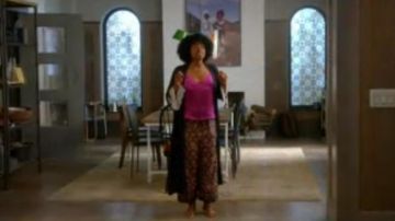 Rose en satin haut porté par Taylor Harding (Kirby Howell-Baptiste) dans lesquelles les Femmes Tuent (S01E04)