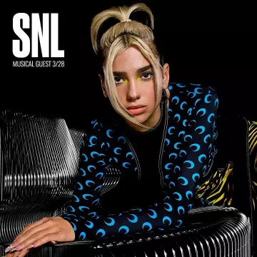 La robe longue à imprimés lune et zèbre hybride de Dua Lipa en couverture de SNL 