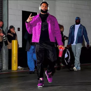 La veste en jean violette Louis Vuitton portée par Odell Beckham Jr. sur son compte Instagram @obj