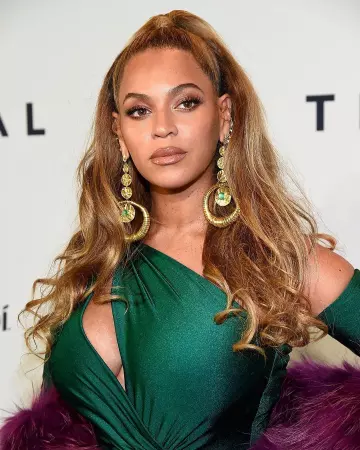 La robe émeraude à épaules asymétrique de Beyoncé sur le compte Instagram de @harpersbazaarus