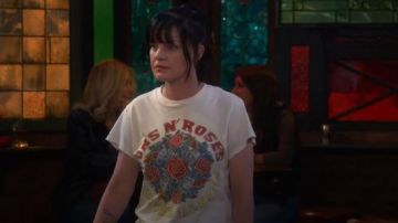 Guns N' Ros­es Graph­ic T-Shirt worn by Jackie (Pauley Perrette) in Broke Season 1 Episode 4