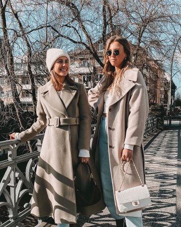 Bolso clásico blanco de Kira en la cuenta de Instagram @shoppisticated